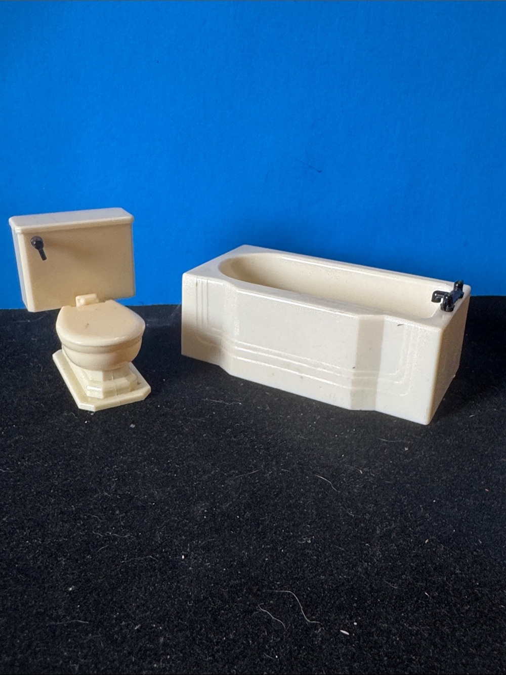 Vintage Renwal plastic dollhouse furniture pieces 1940s-50s